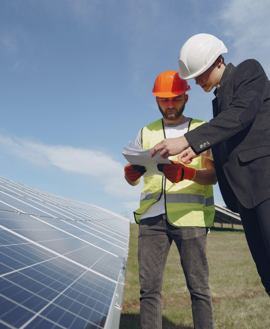 Técnicos instalando paneles solares